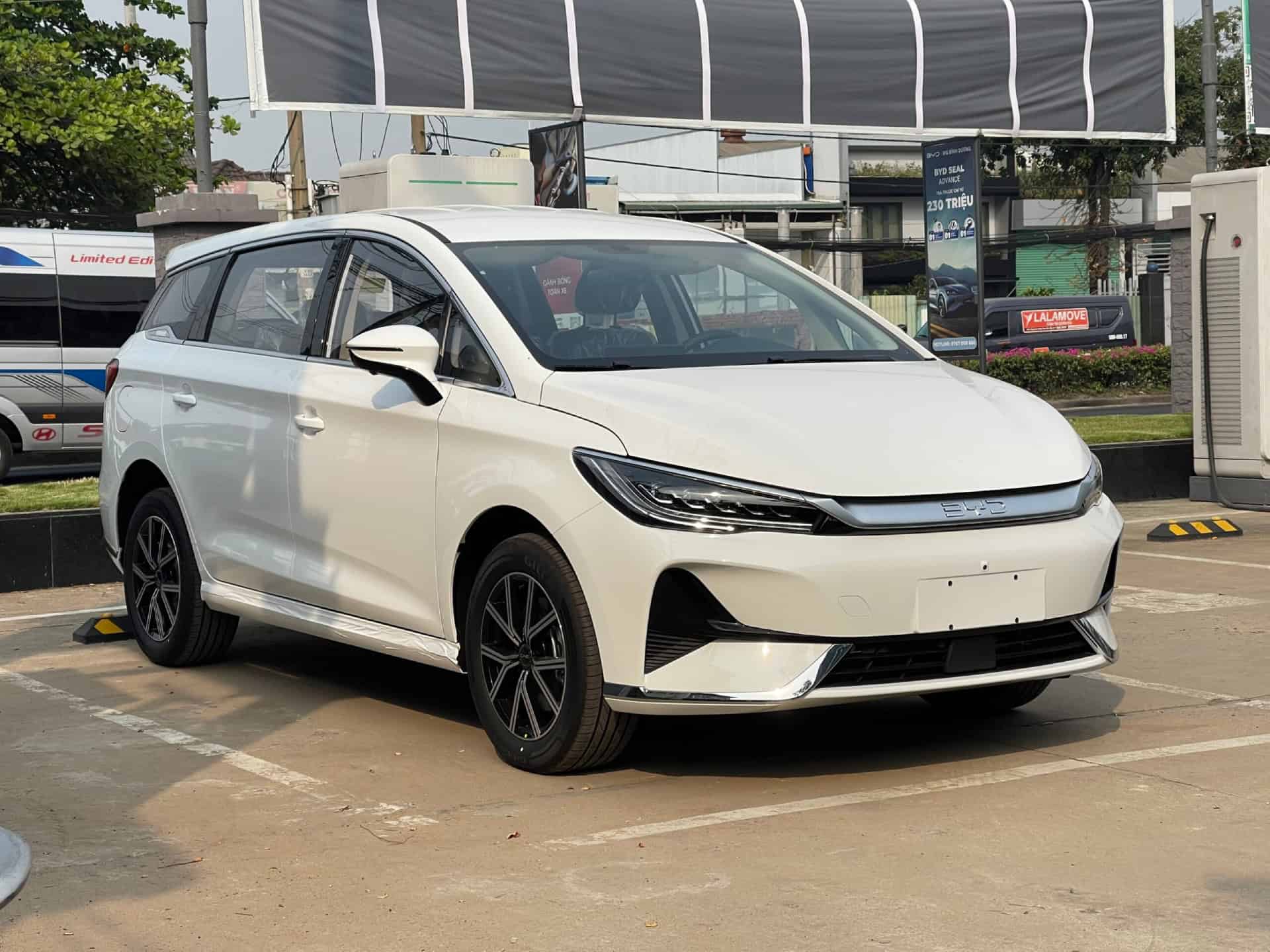 Giá Bán BYD M6