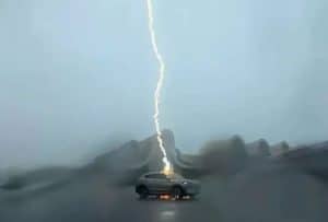 BYD Sealion 6 bị sét đánh liên hoàn